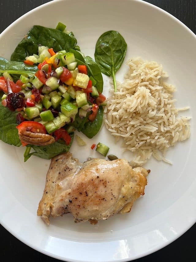Plato de pollo con arroz y ensalada